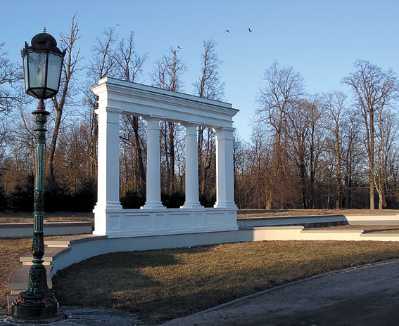 Kolonada Rietavo parke (simbolinė buvusių Oginskių rūmų vieta). Danutės Mukienės nuotrauka.