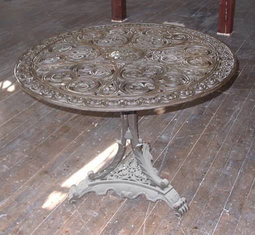 Metalinis staliukas (spėjama, kad šis staliukas, yra priklausęs kunigaikščiams Oginskiams). Danutės Mukienės nuotrauka.