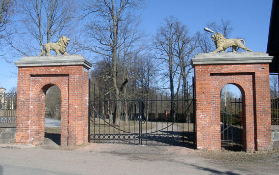 Rietavo dvaro didybei atminti Rietavo parke Raudonieji vartai. Danutės Mukienės nuotrauka.