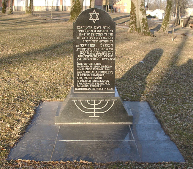 Paminklas 1941 m. birželio mėn. nužudytiems Rietavo rabinui Samualui Fundleriui ir Rietavo pjovininkui Abui Rabinovičiui atminti. Danutės Mukienės nuotrauka.