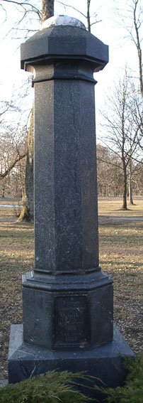 Antkapinis paminklas kunigaikščiui Irenėjui Kleopui Oginskiui (1808–1963) Rietavo parke. Danutės Mukienės nuotrauka.