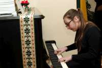 Pianinu skambina Rietavo M. K. Oginskio meno mokyklos moksleivė Saulė Beinusauskaitė. Rositos Kiaulakytės nuotr.