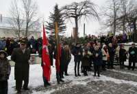 Minėjimo dalyviai Rietavo Oginskių kultūros istorijos muziejaus kiemelyje. Su vėliavomis, puokšte ir žvakėmis rankose - Rietavo skautai pasirengę pagerbti žuvusių už Lietuvos laisvę atminimą Rietavo kapinėse
