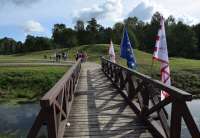 Europos paveldo dienų 2019 minėjimo renginio  akimirkos. Šventiškai vėliavomis išpuoštas tiltelis per Jaujupio upelį