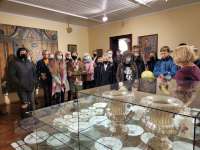 Rietavo Oginskių kultūros istorijos muziejaus muziejininkė Audronė Gečienė Europos dienų renginio dalyviams pristato parodą Žemaitijos dvarų ir bažnyčių lobiai