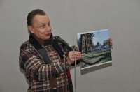 Sergejus Verameičikas perduoda Rietavo muziejininkams M. K. Oginskio dvaro Zalesėje fotografiją. Jono Ivaškevičiaus nuotrauka