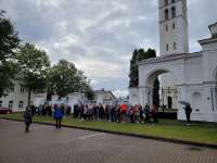 Europos paveldo dienos Rietave 2022 m. Renginio dalyviai prie muziejaus parengtos lauko fotoekspozicijos Rietavo Šv. Mykolo Arkangelo bažnyčios prieigose.