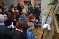 Renginio dalyviai atidžiai apžiūri dailininko Broniaus Leonavičiaus nutapytą paveikslą skirtą Žalgirio pergalei