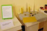 Tverų vidurinės mokyklos Medingėnų skyriaus moksleivių rankomis padarytų vaško žvakių ekspozicija